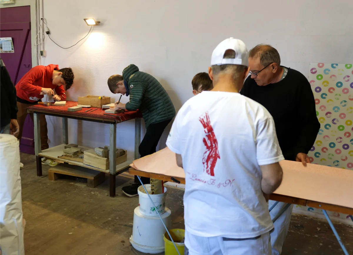 Outil en main taille de pierre peinture